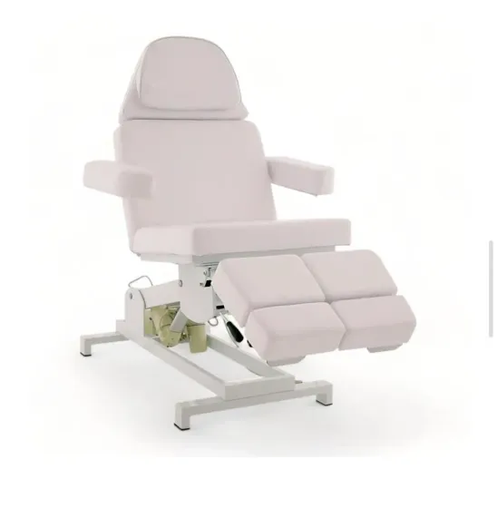 Una silla blanca con reposapiés sobre un fondo blanco.