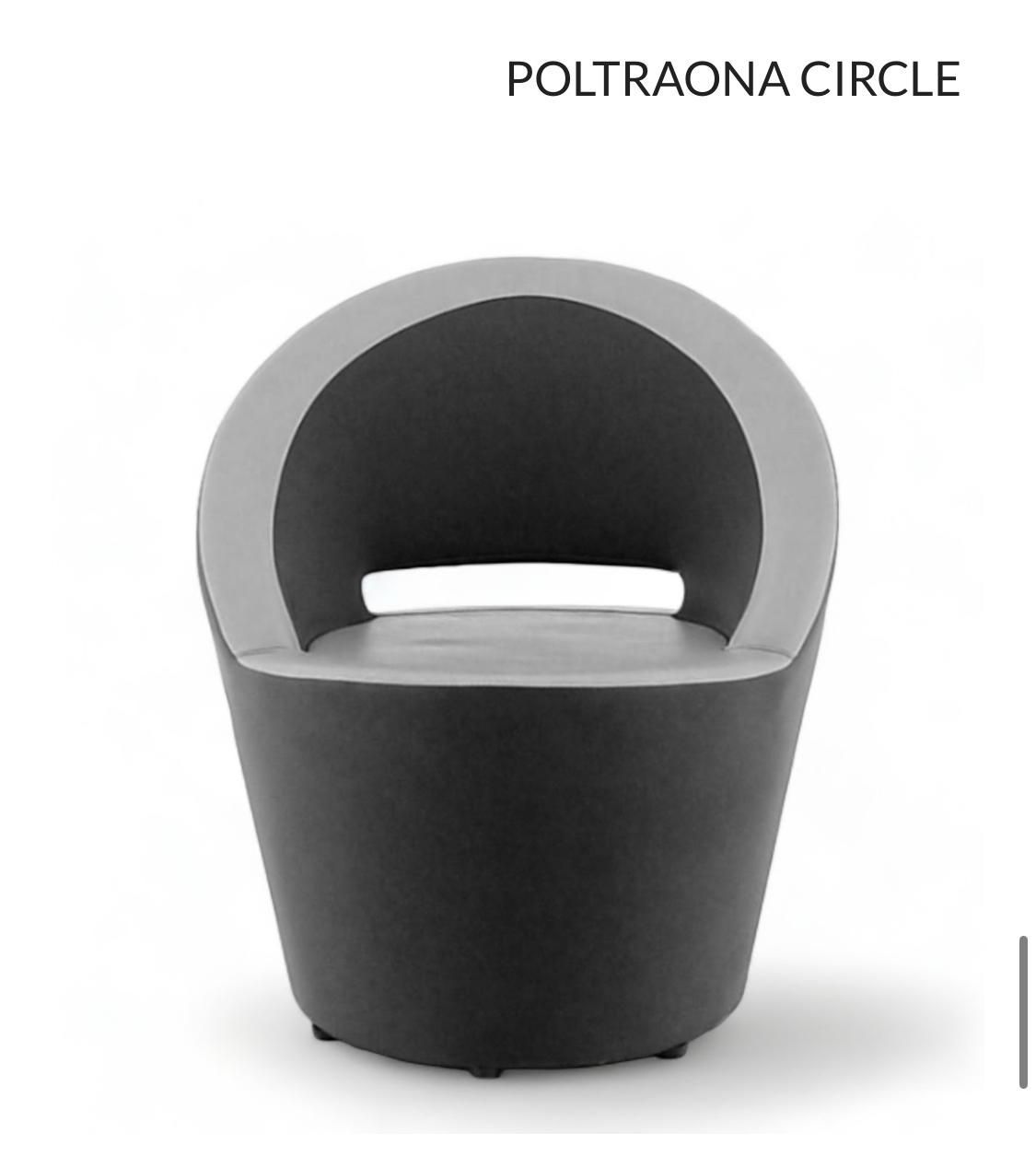 Una silla negra y gris con la palabra poltraona en un círculo en la parte inferior.