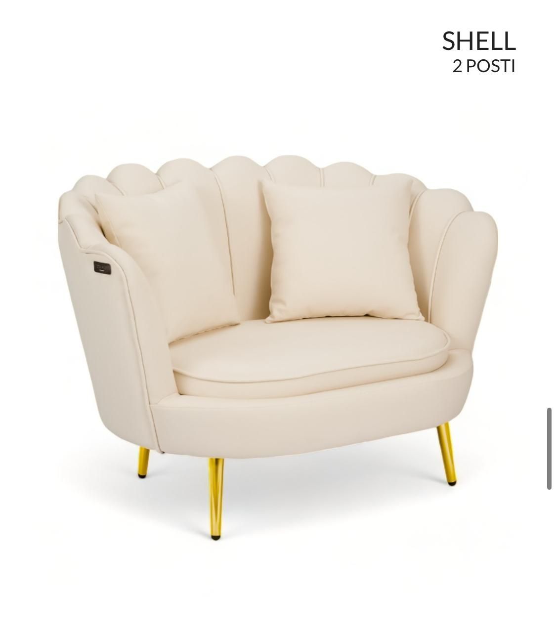 Una silla de concha blanca con patas y almohadas doradas.
