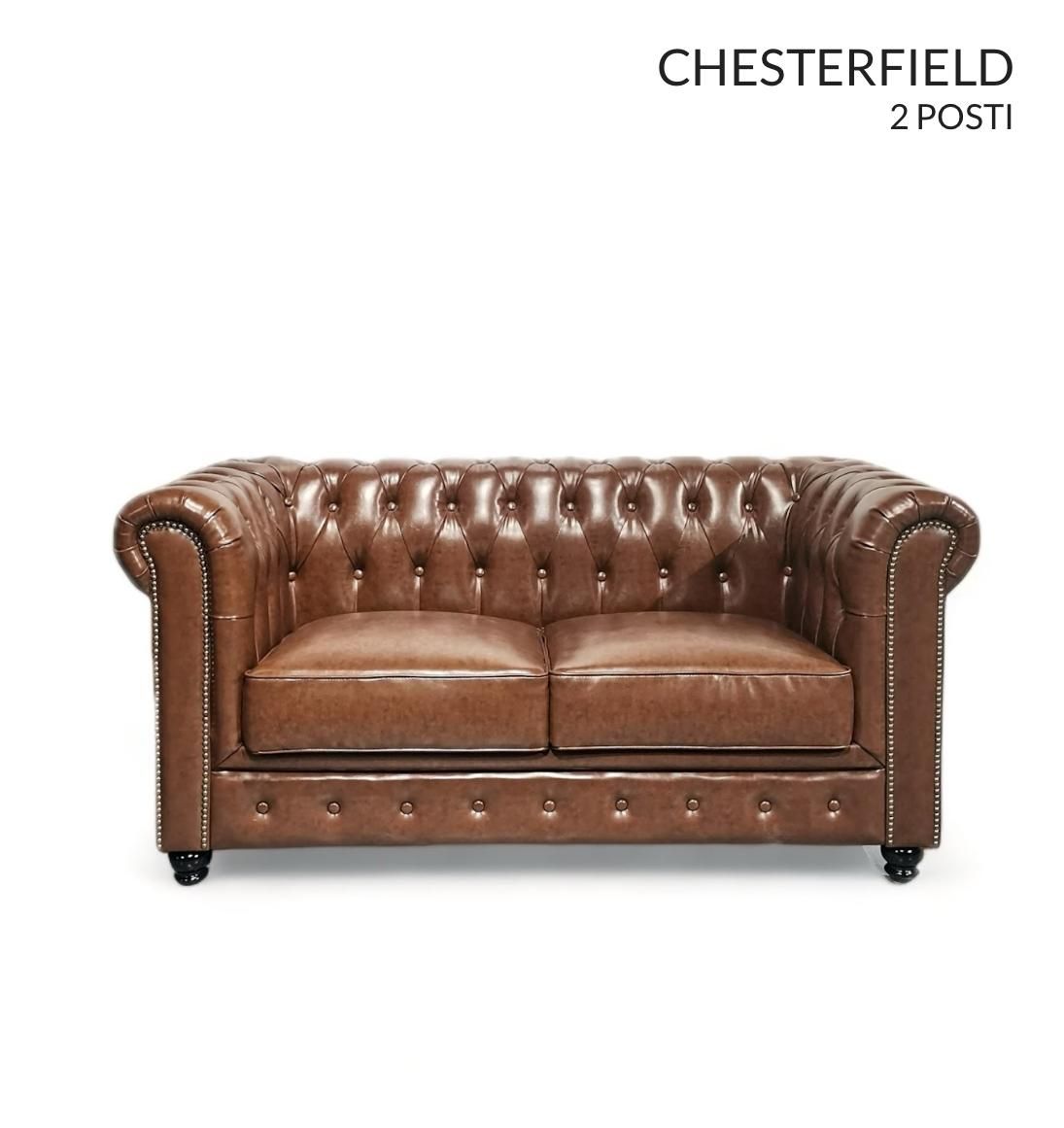 Un sofá Chesterfield de cuero marrón sobre un fondo blanco