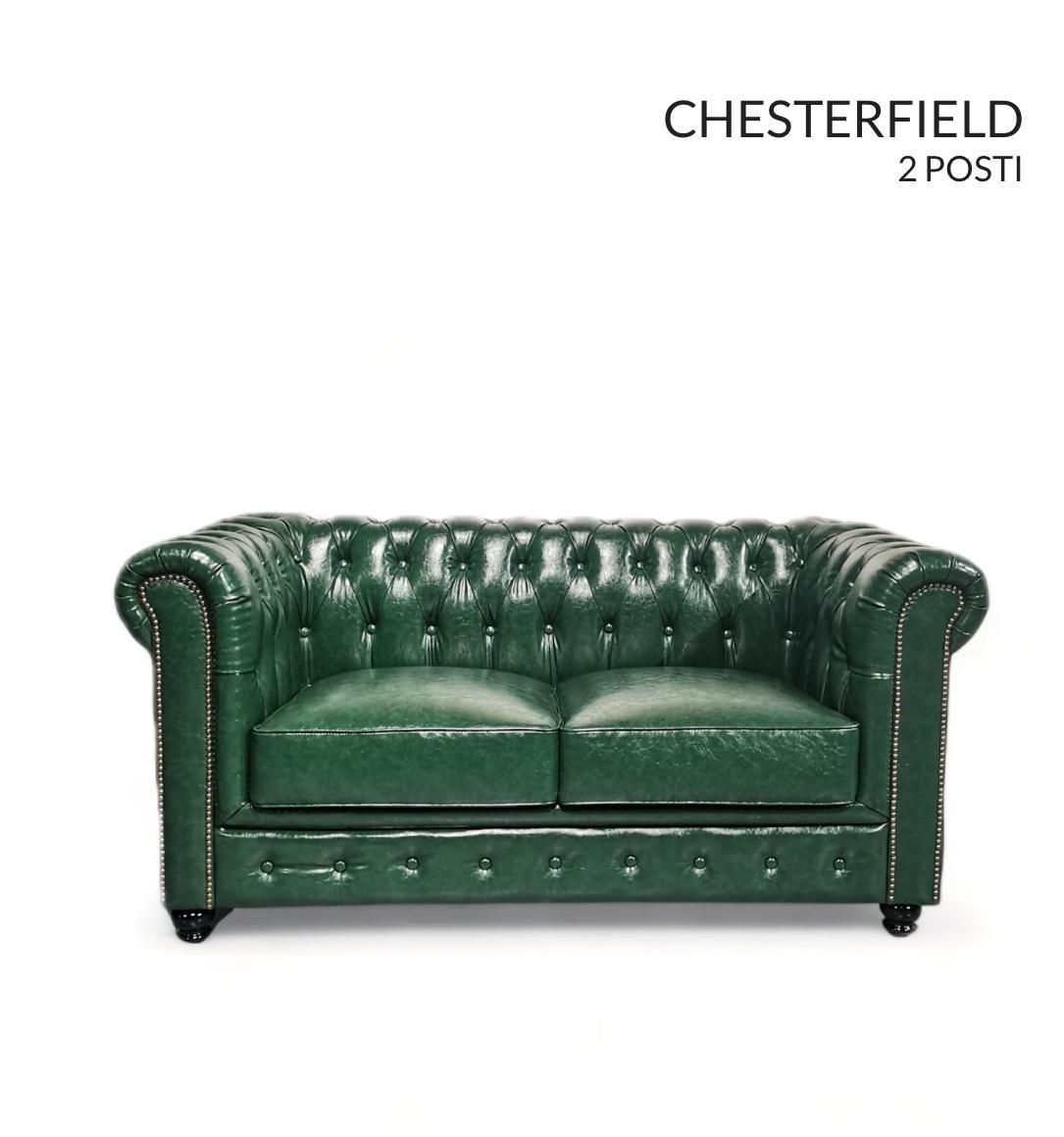 Un sofá de cuero verde está sobre un fondo blanco.