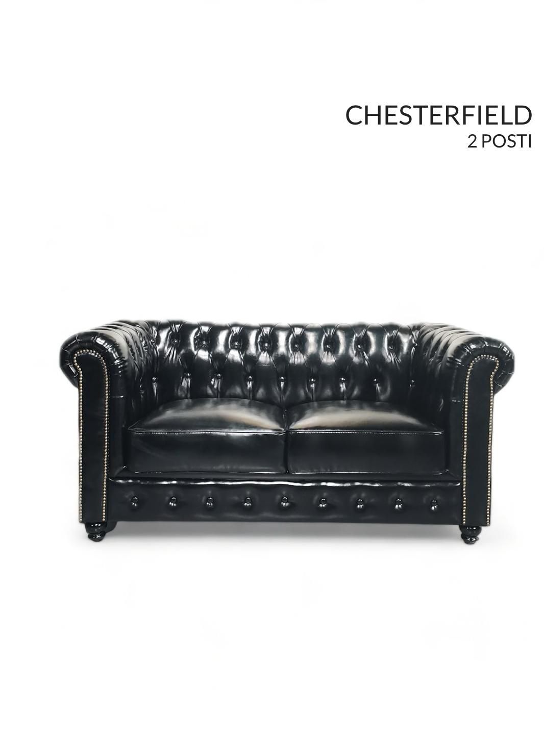 Un sofá de cuero negro está sobre un fondo blanco.