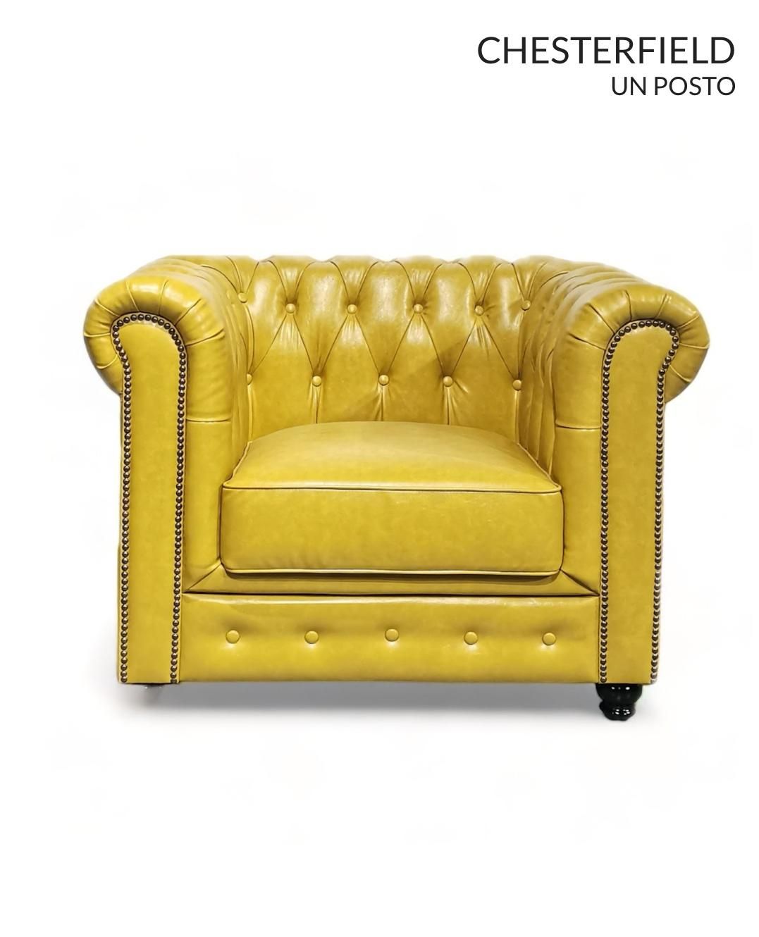 Una silla Chesterfield amarilla sobre un fondo blanco