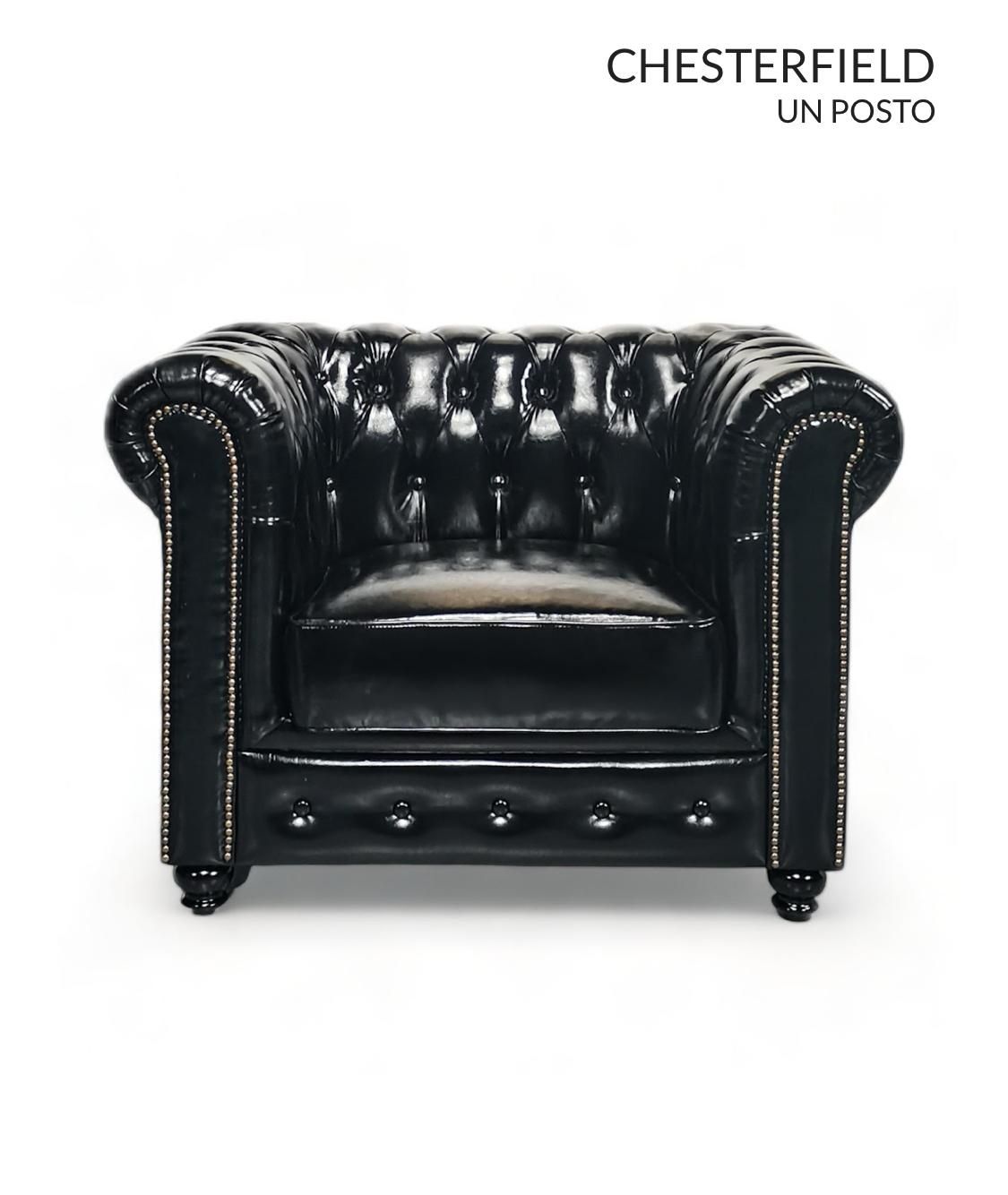 Una silla Chesterfield de cuero negro sobre un fondo blanco.