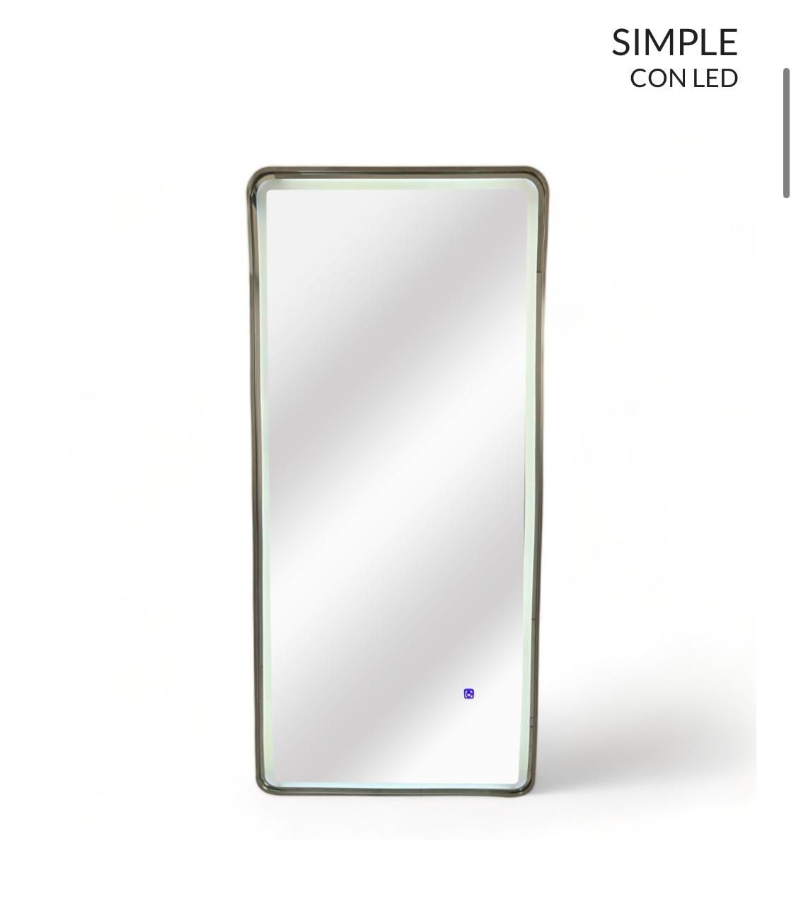 Un espejo de cuerpo entero con una luz.