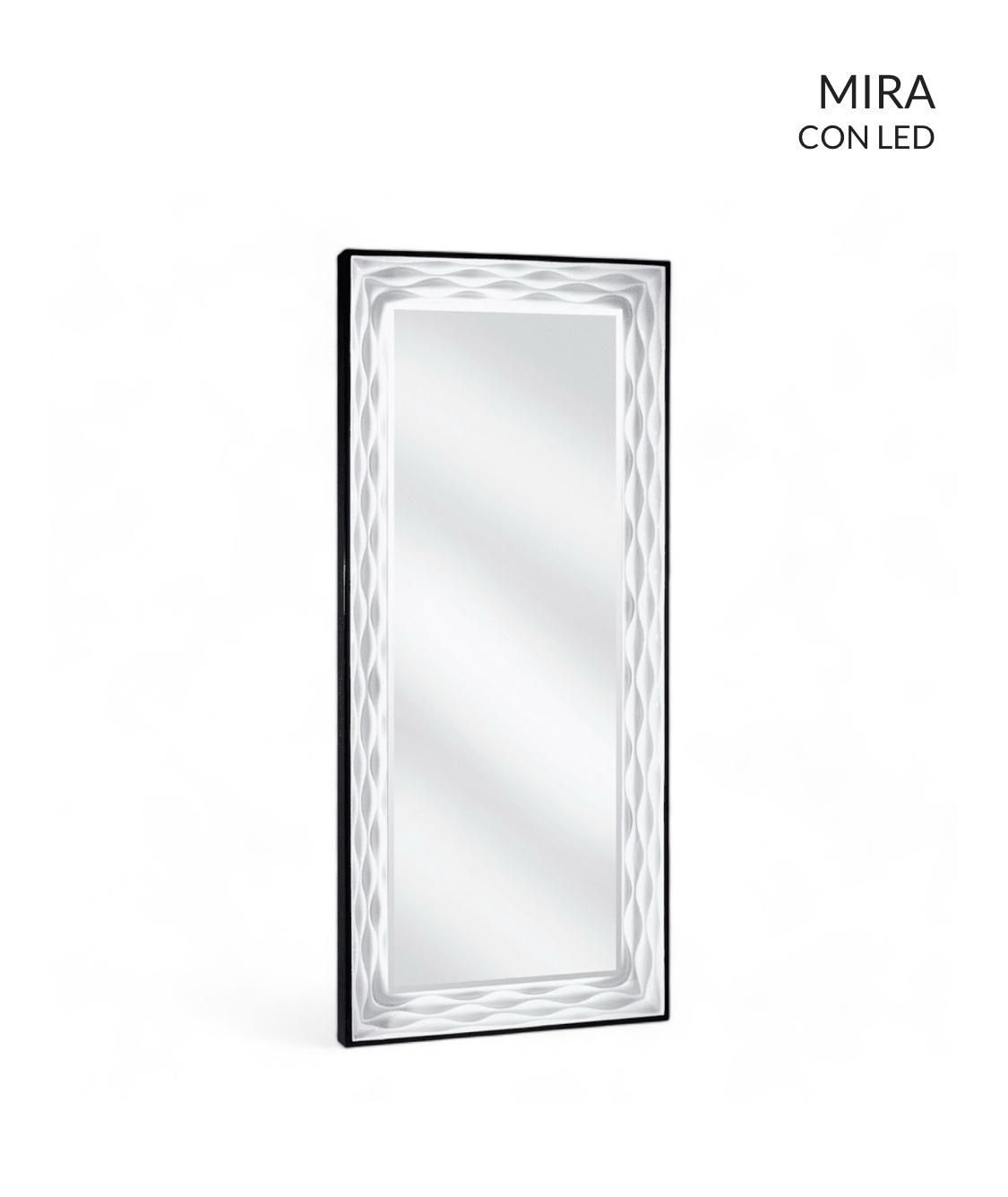 Un espejo de cuerpo entero con marco negro y luces led.