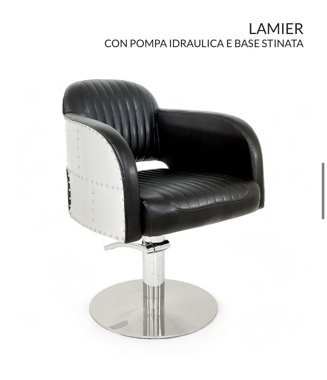 Una silla de peluquería negra y plateada con base redonda sobre un fondo blanco.