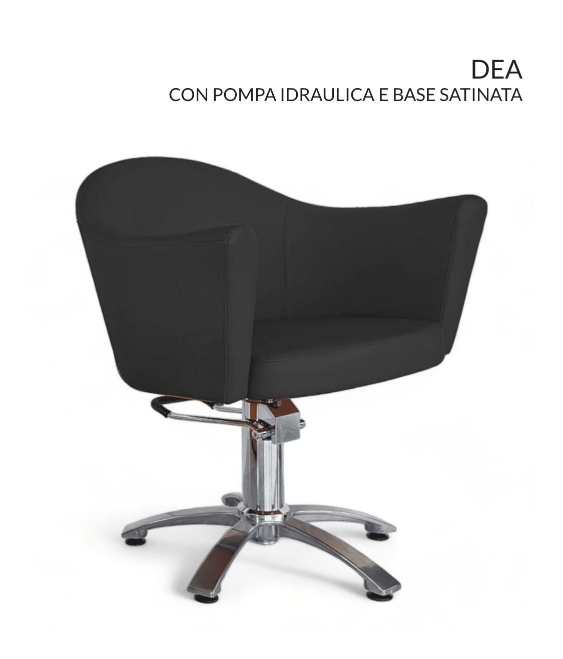 Una silla de peluquería negra con base cromada sobre un fondo blanco.