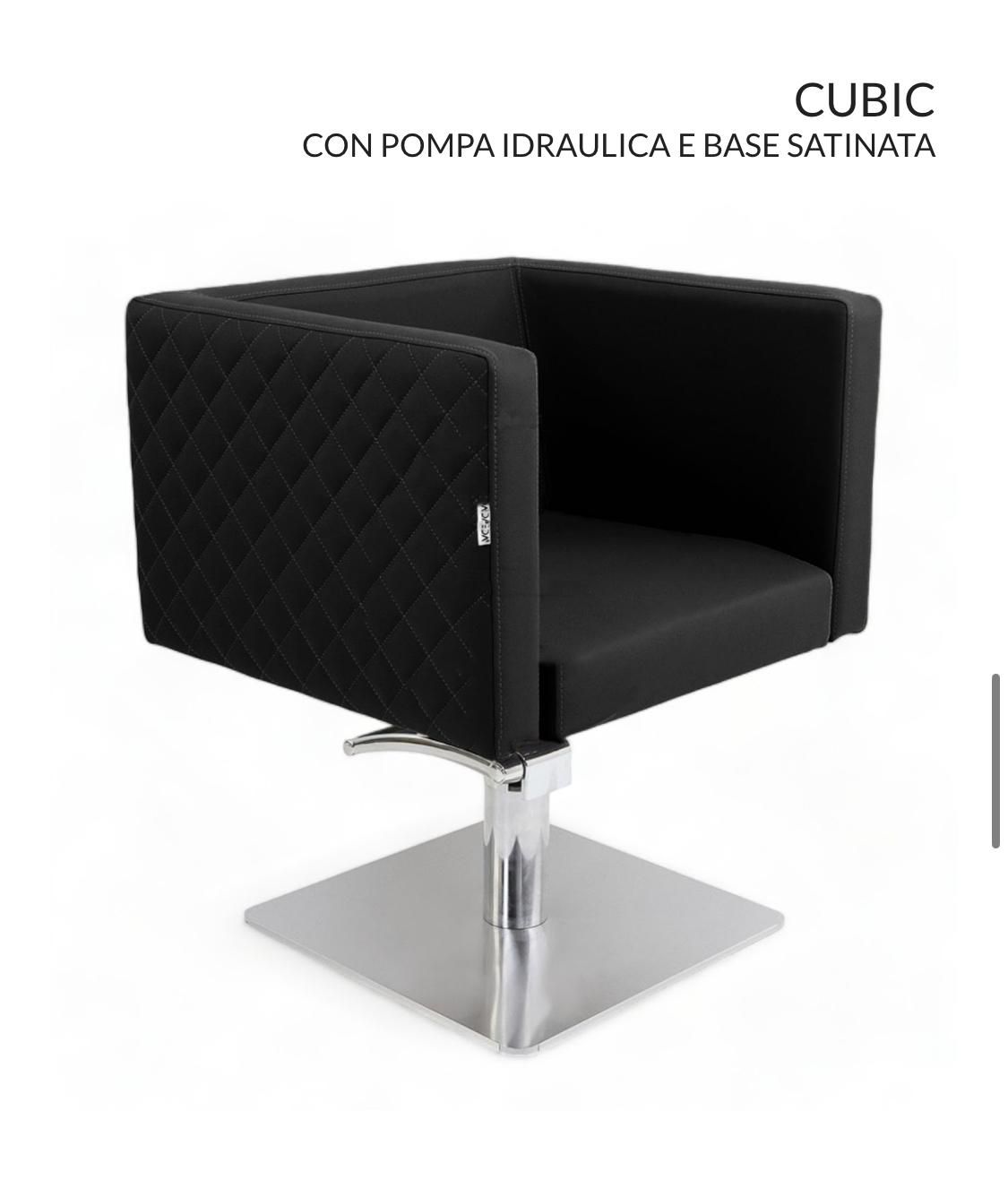 Una silla negra con base plateada y un cojín negro sobre fondo blanco.