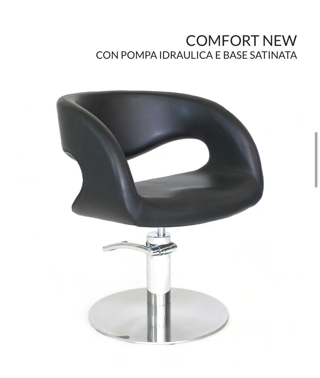 Una silla negra con base cromada sobre un fondo blanco.