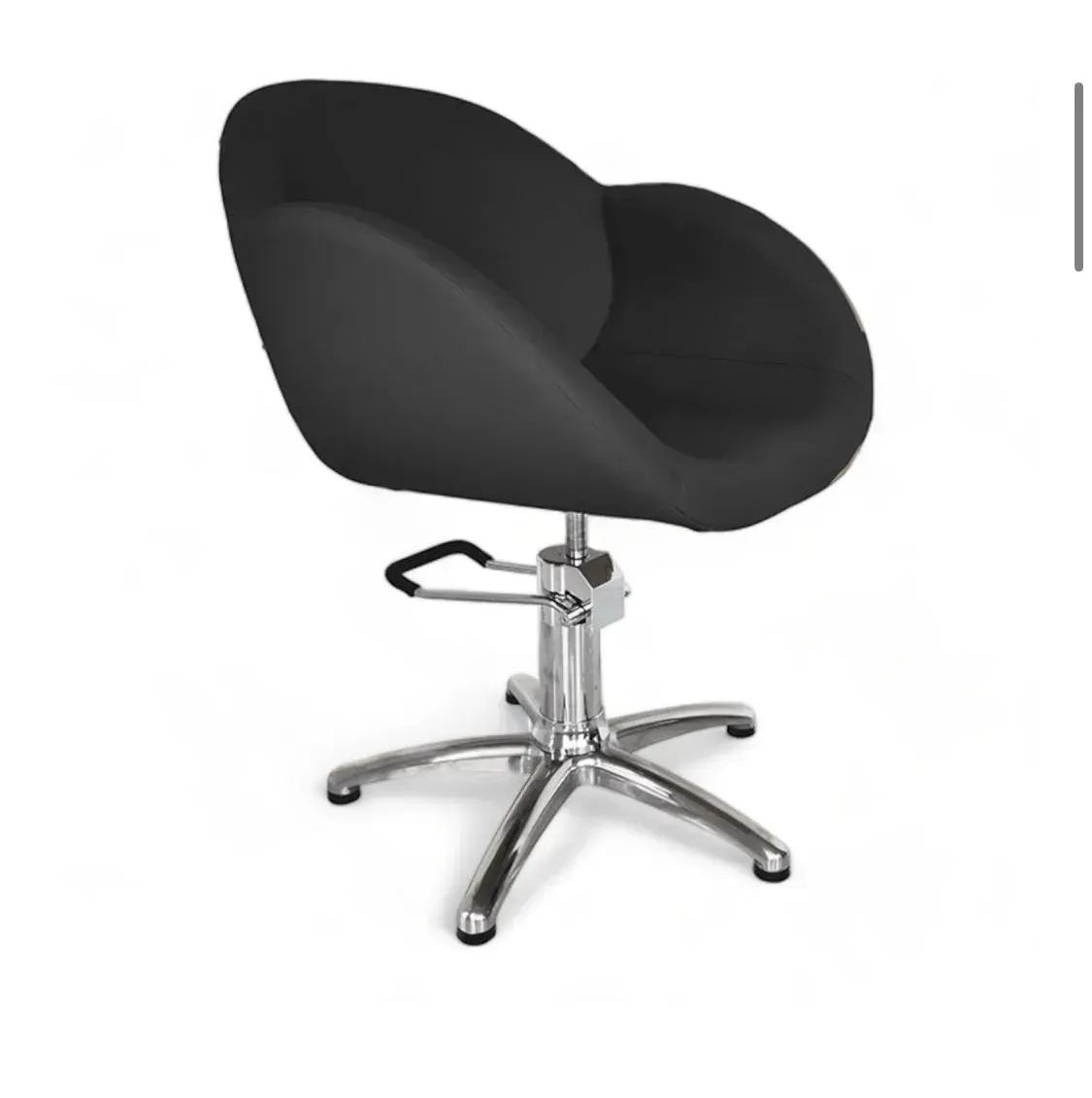 Una silla negra con base cromada sobre un fondo blanco.