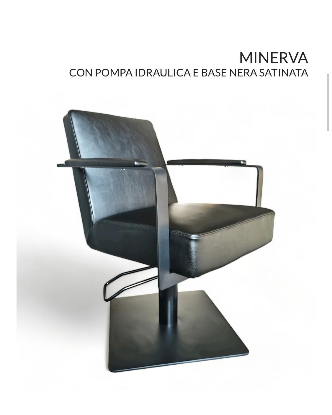 Una silla negra está colocada sobre una superficie blanca.