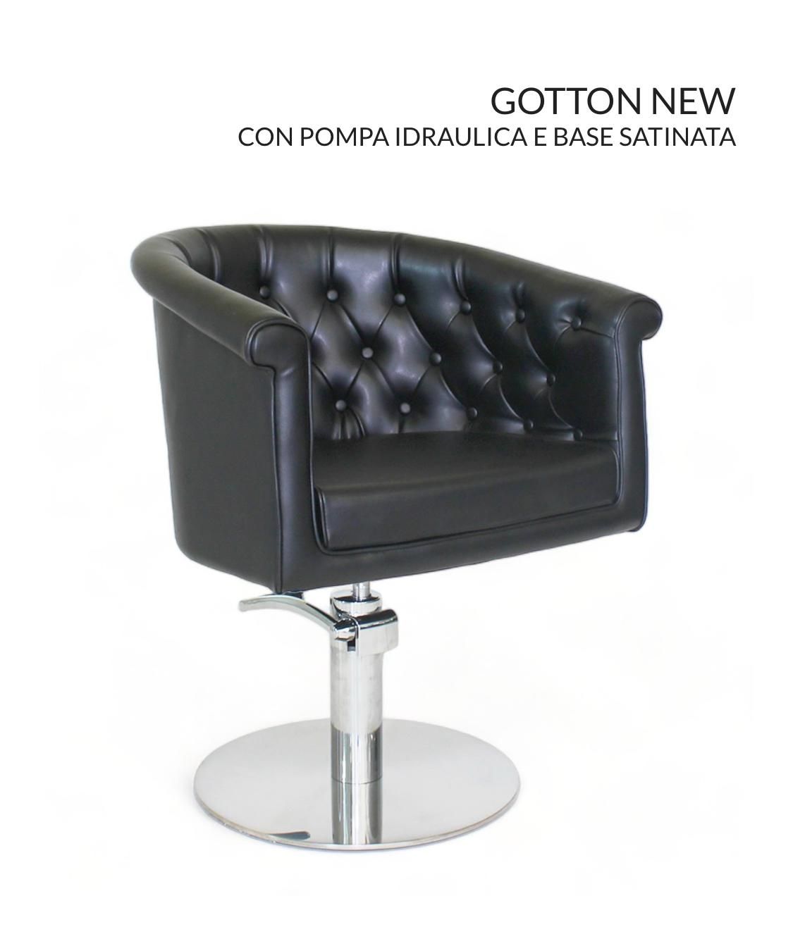 Una silla de cuero negro con base cromada sobre un fondo blanco.