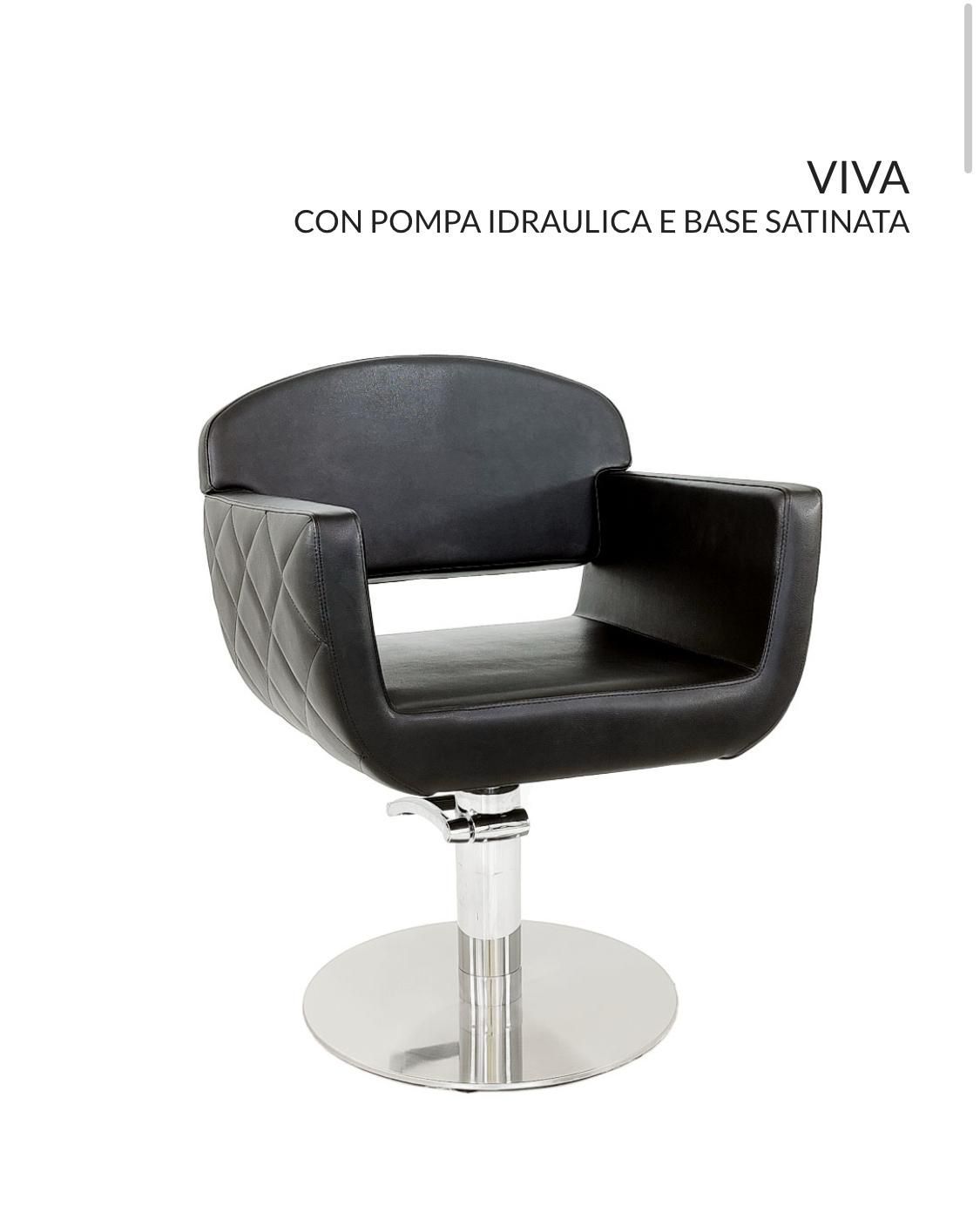 Una silla negra con base cromada está sobre un fondo blanco.