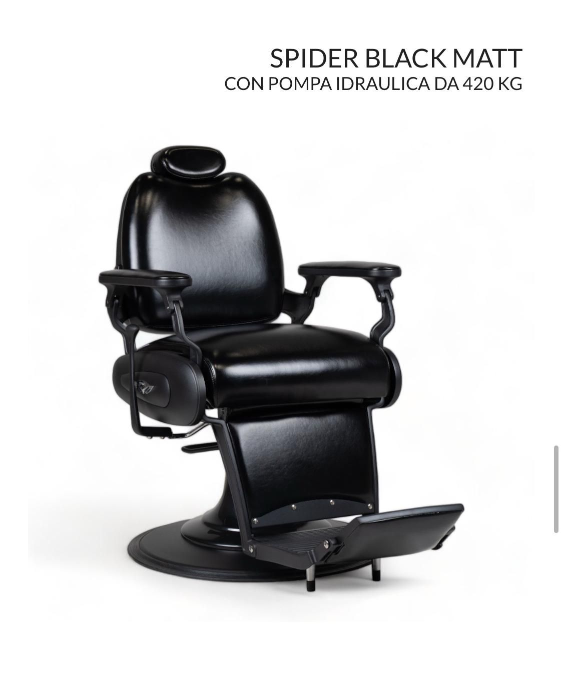 Una silla de barbero negra con reposapiés sobre un fondo blanco.