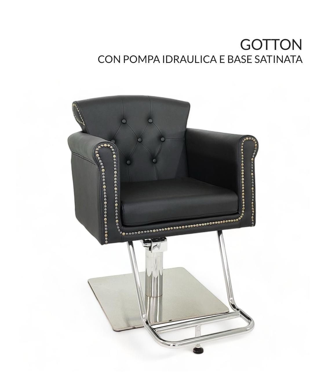 Una silla negra con botones en el respaldo está sobre un fondo blanco.