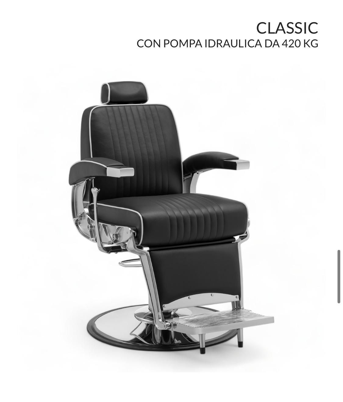 Una silla de barbero negra con reposapiés sobre un fondo blanco.