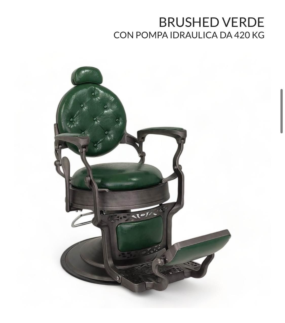 Una silla de barbero verde con un marco negro sobre un fondo blanco.