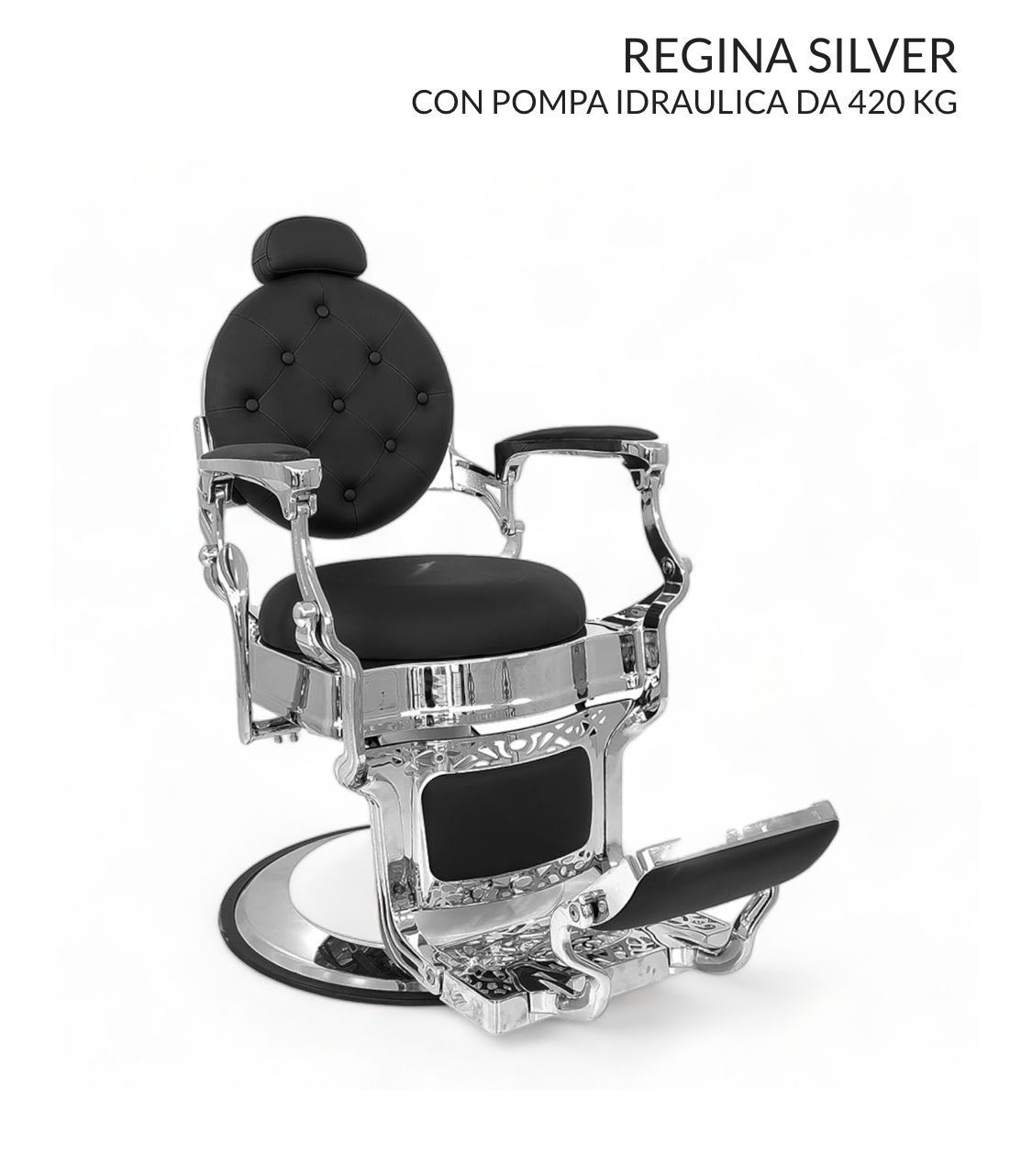 Una silla de barbero negra y plateada sobre un fondo blanco.