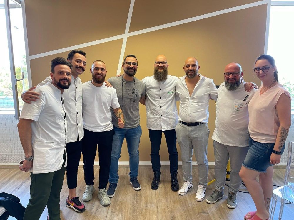 Un grupo de hombres y mujeres posan para una fotografía juntos.