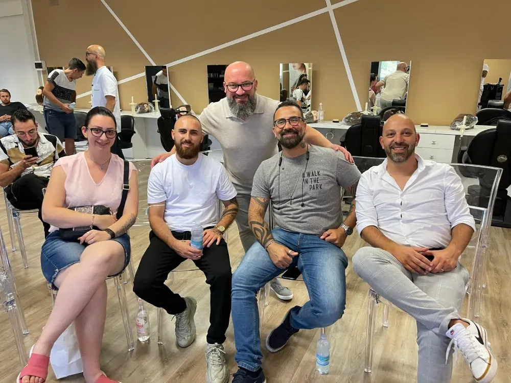 Un grupo de personas están sentadas en sillas en una habitación.