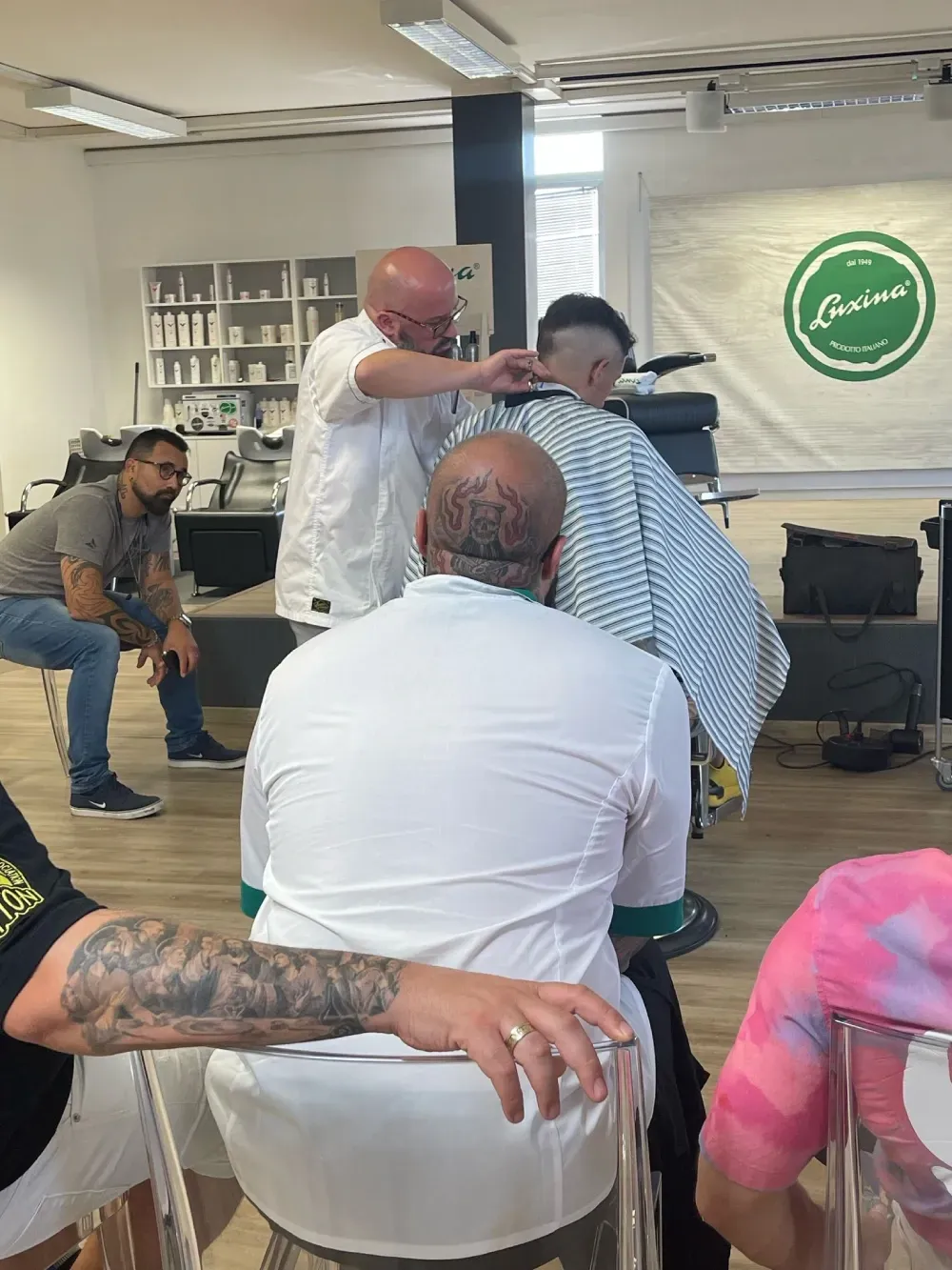 Un hombre se está cortando el pelo en una barbería.