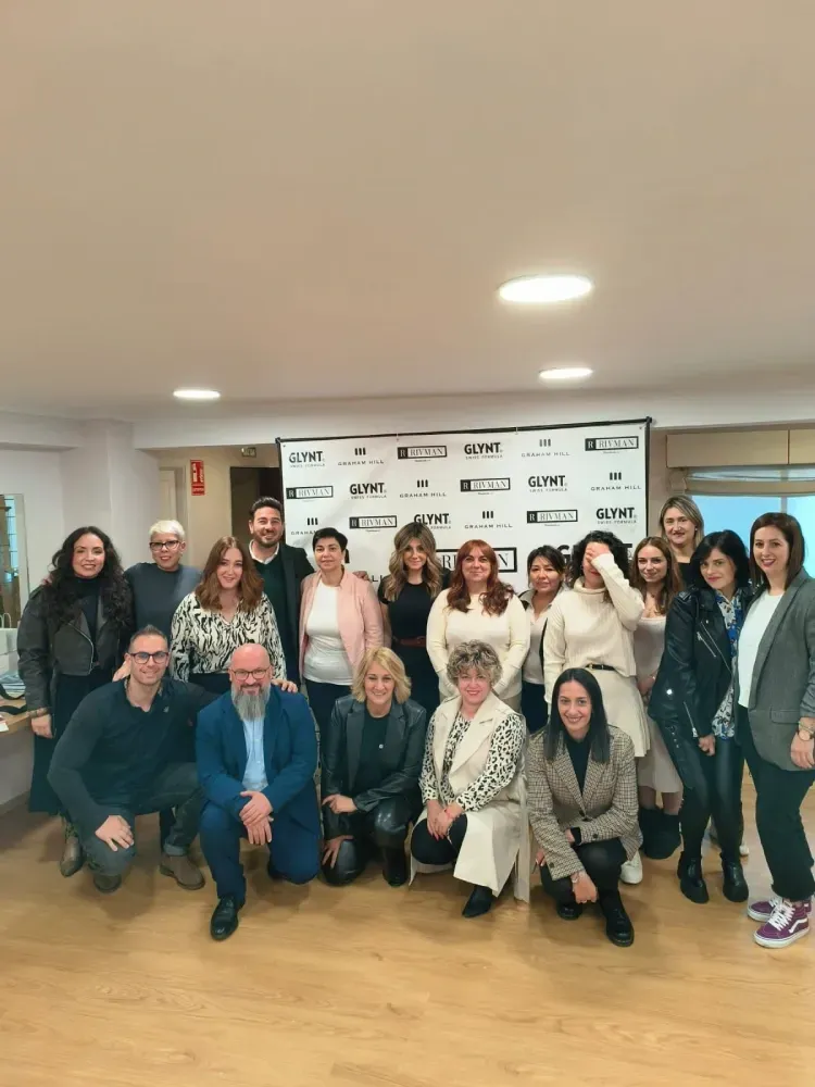 Un grupo de personas posa para una fotografía en una habitación.