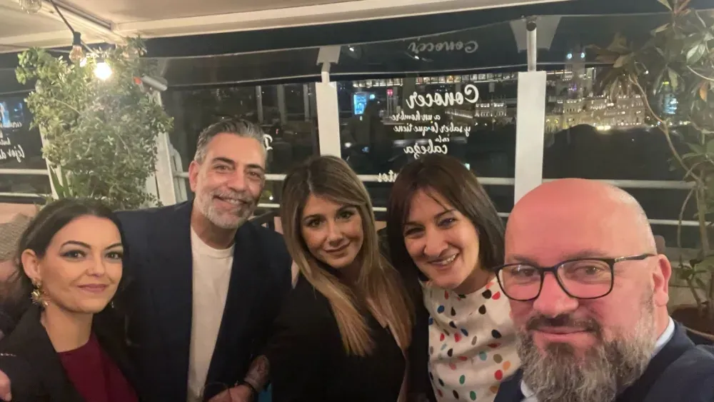 Un grupo de personas posan para una fotografía juntas.