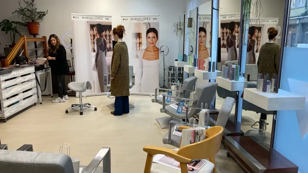 Una mujer se está cortando el pelo en una peluquería.