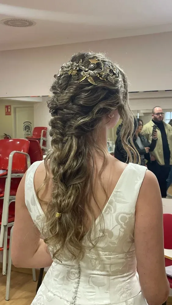 Una mujer con un vestido de novia está parada frente a un espejo.