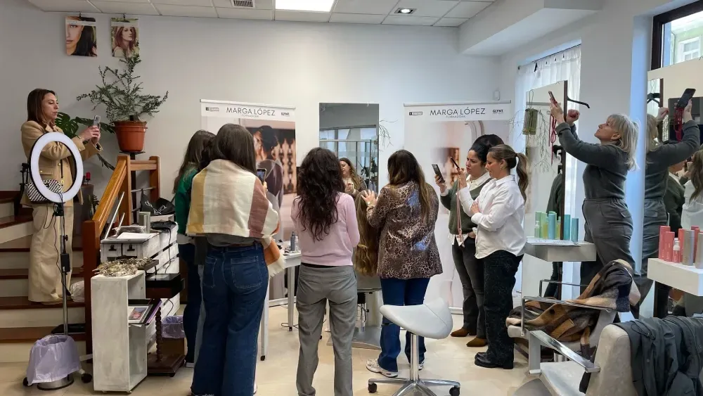 Un grupo de mujeres están de pie en una habitación en un salón.