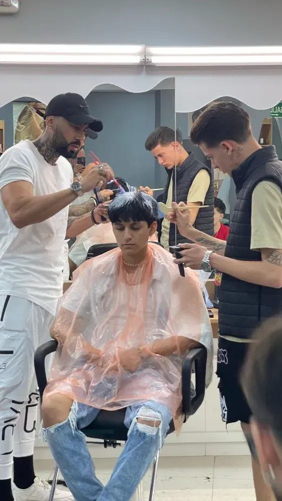 Un hombre se está cortando el pelo en una barbería.