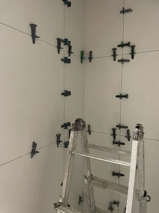 Una escalera está en un rincón de una habitación, al lado de una pared.