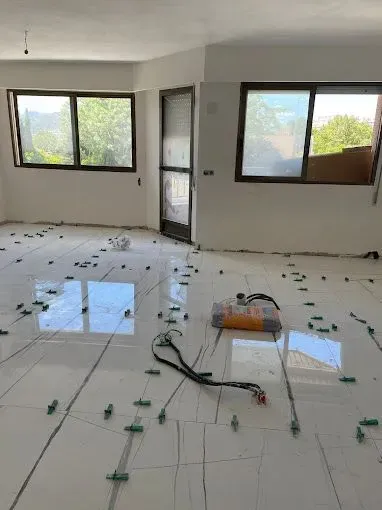 Una habitación con muchos azulejos en el suelo y en las ventanas.