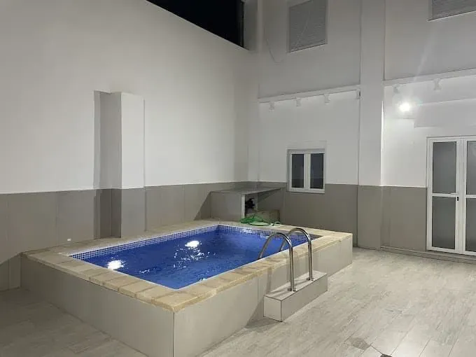 Hay una gran piscina en el medio de la habitación.