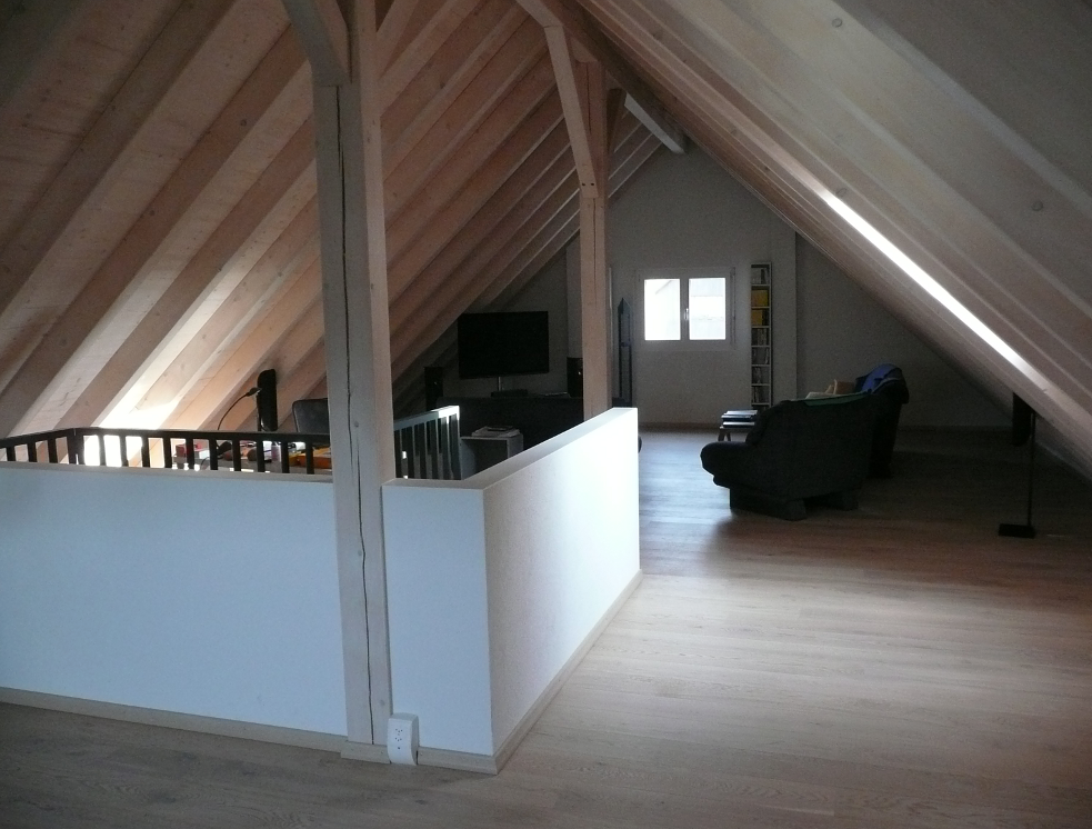 Salon dans les combles - Remise en valeur d'une villa à Courtételle - Impact SA