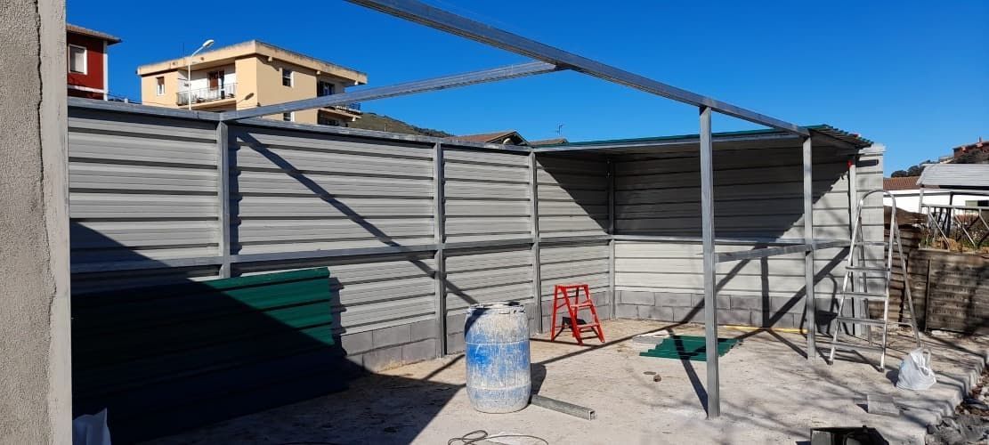 Se está construyendo una valla en el patio trasero de una casa.