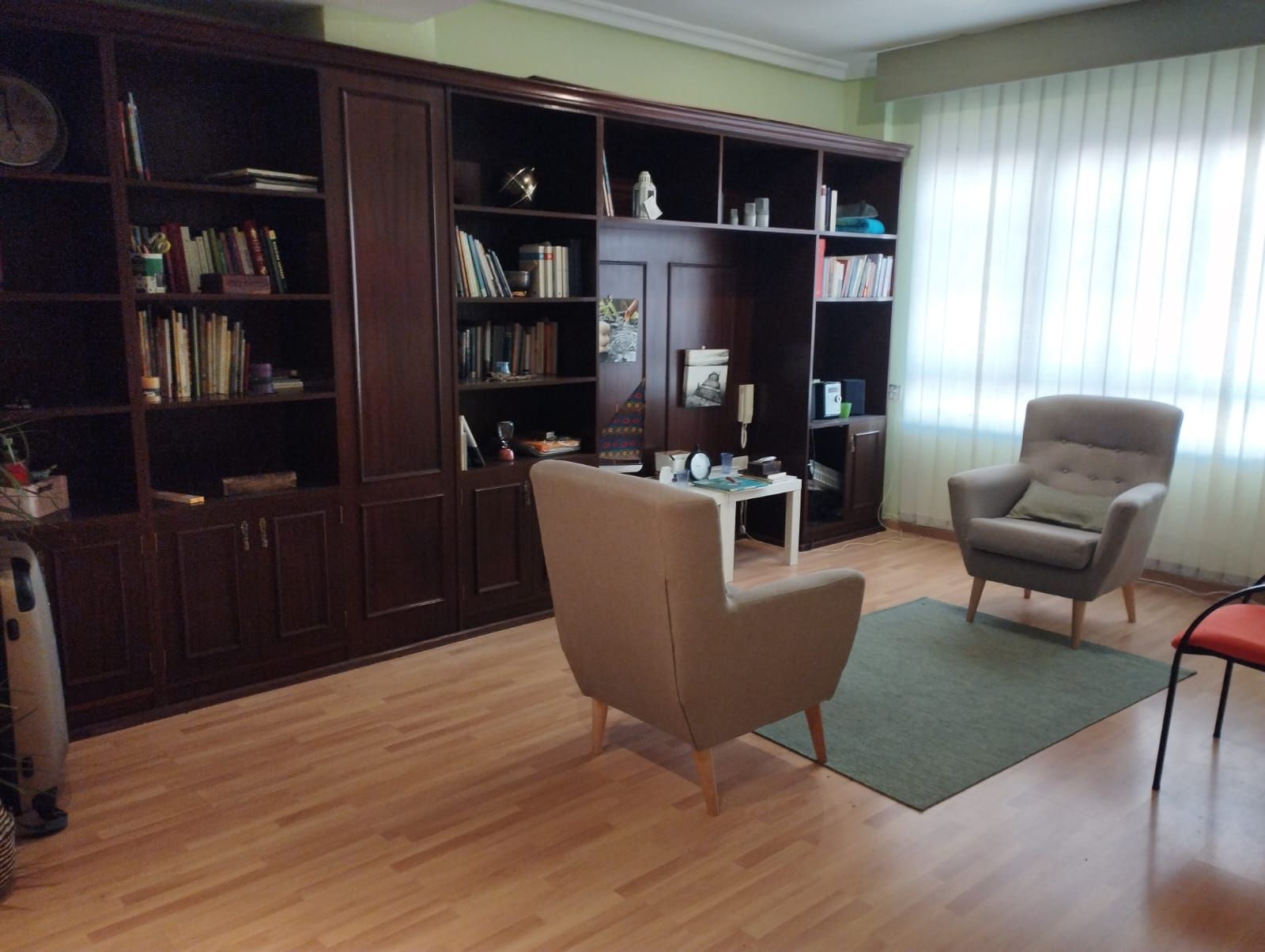 Dos personas tomadas de la mano, ofreciéndose apoyo en un entorno de asesoramiento.