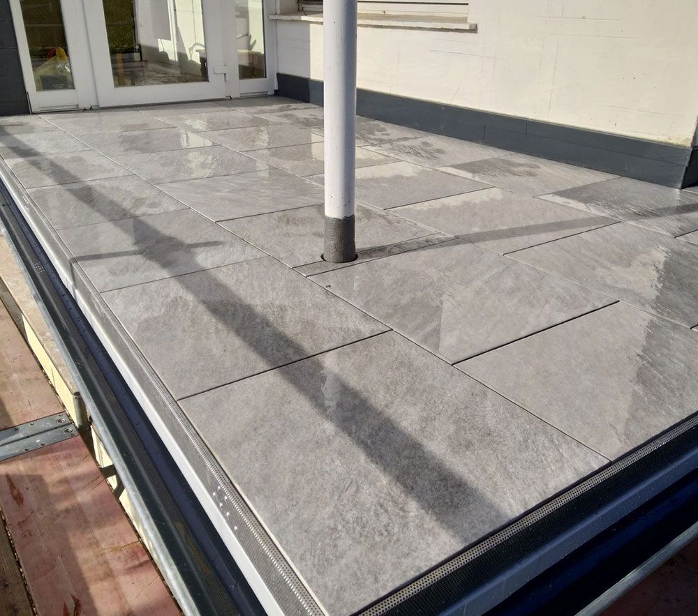 Eine Terrasse mit einem weißen Pfosten in der Mitte