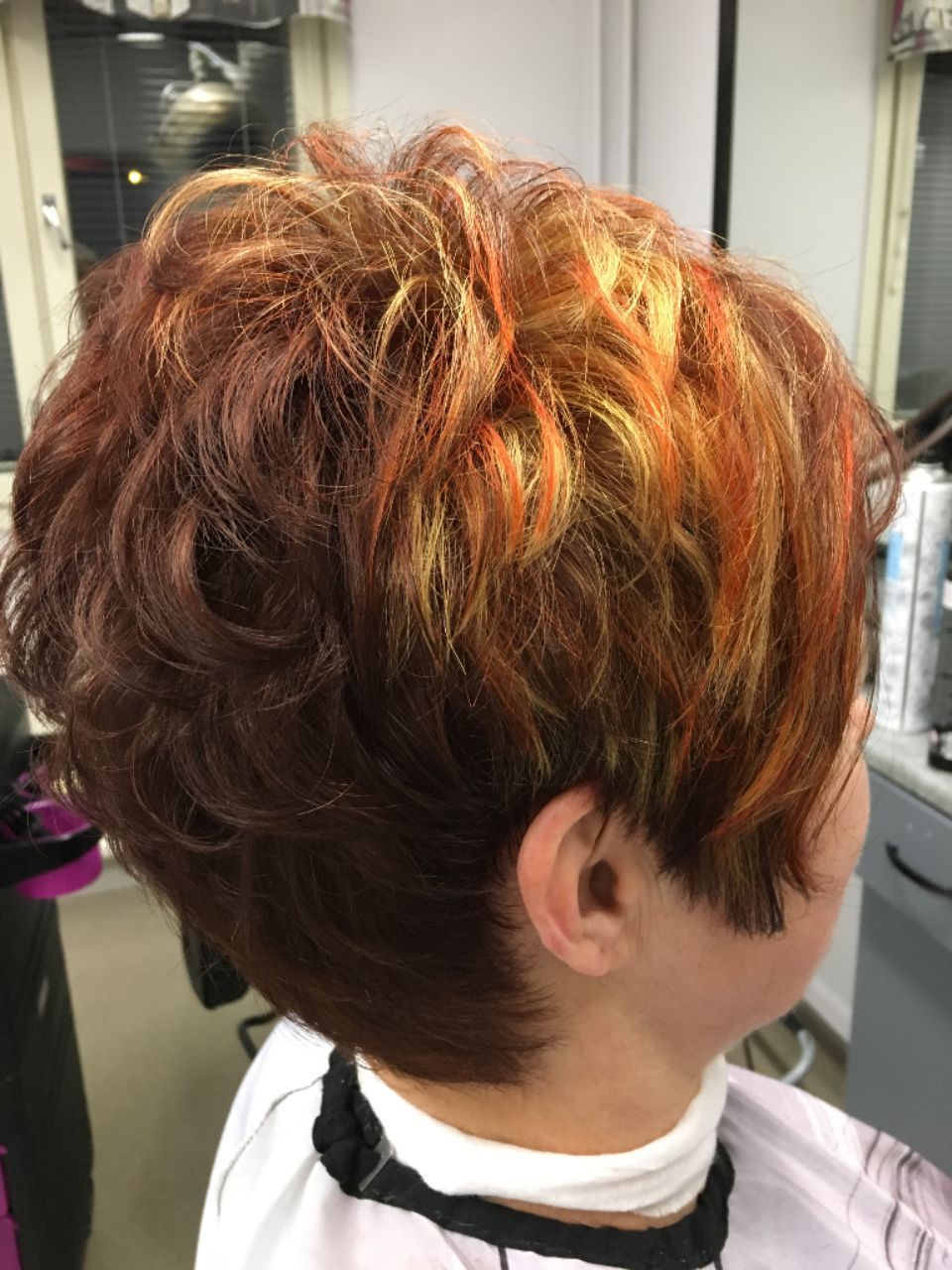 Lyhyiden hiusten kampaus