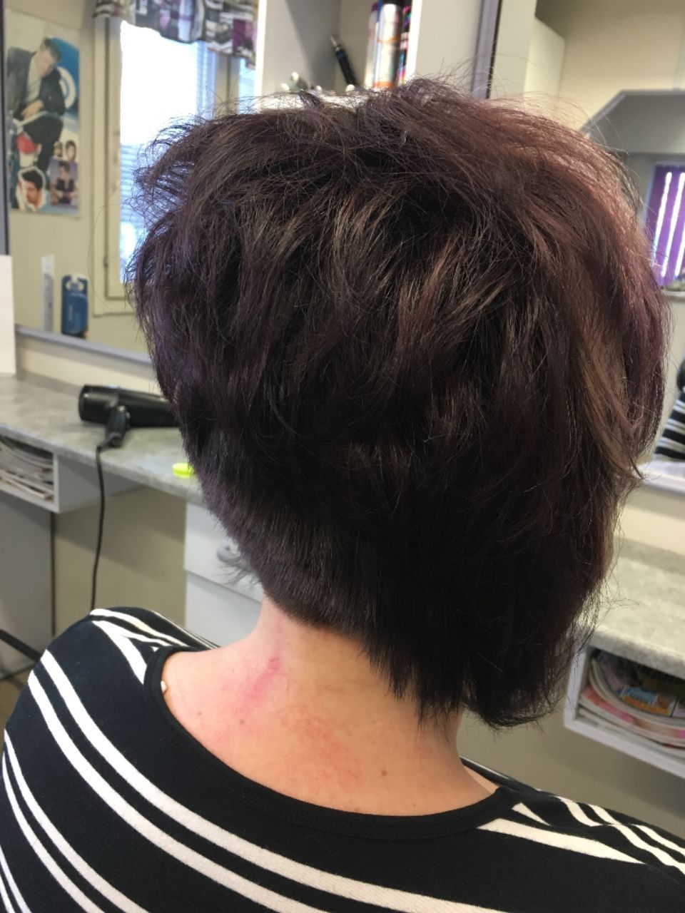 Geometrinen leikkaus lyhyissä hiuksissa