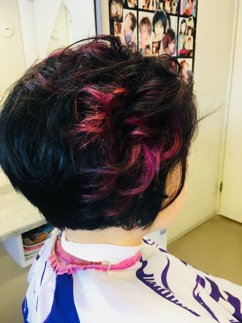 Väriraitakampaus lyhyissä hiuksissa