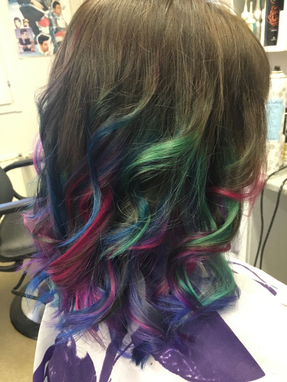 Väriraidat pitkissä hiuksissa