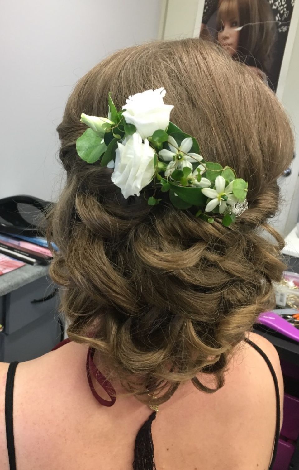 Juhlakampaus kukkakoristeella