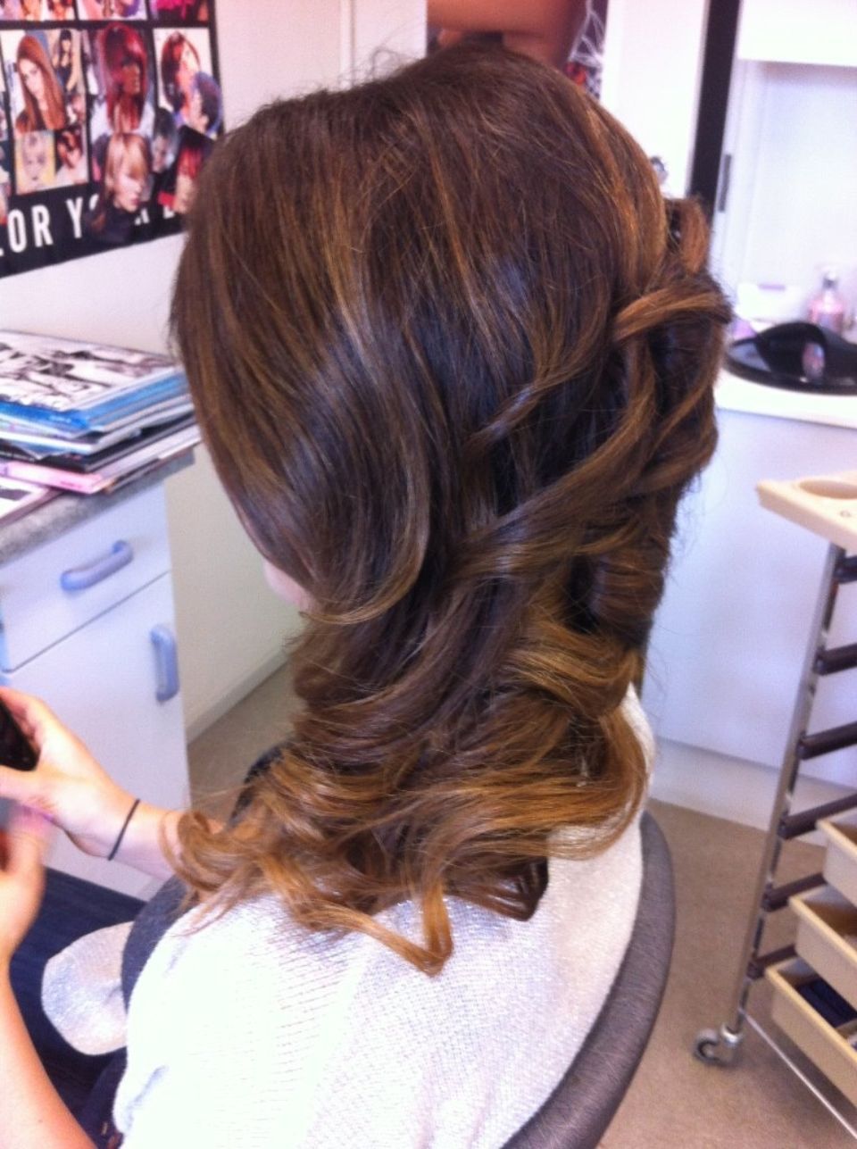 Juhlakampaus pitkille hiuksille