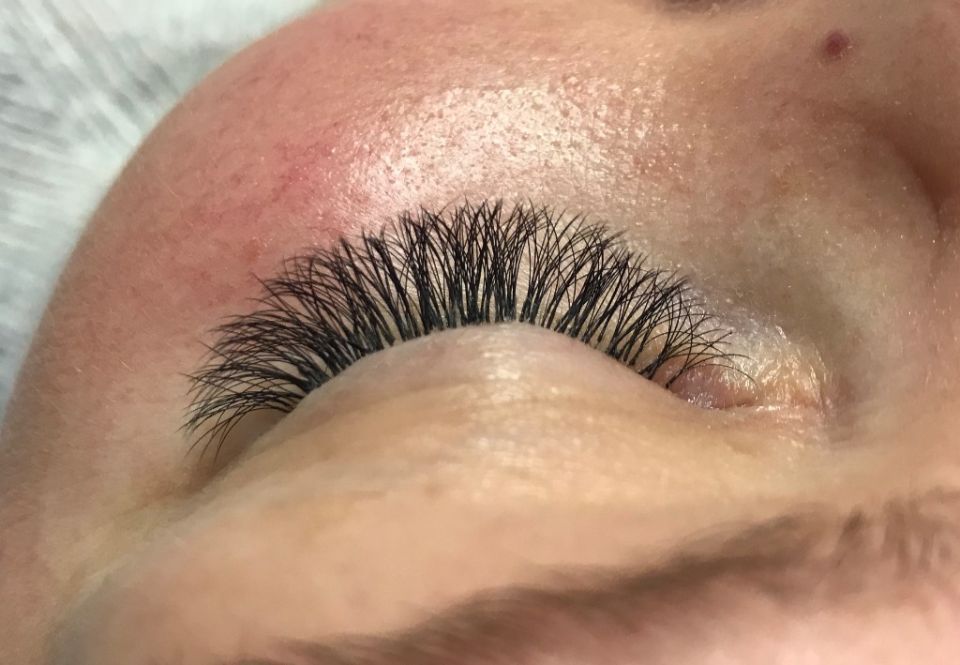 Lähikuva ripsienpidennyksistä