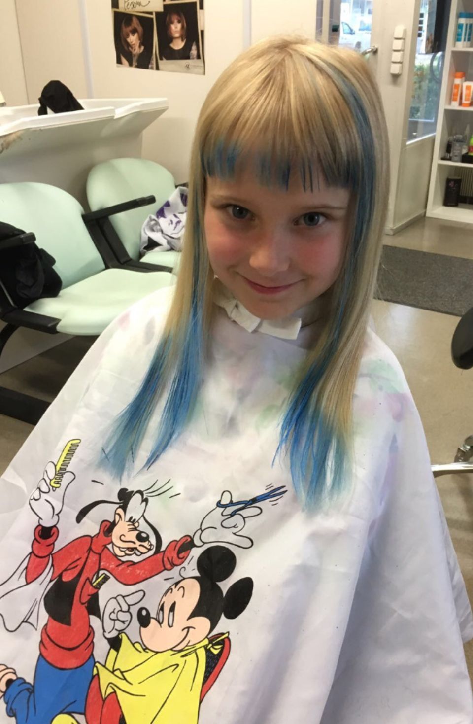 Sininen väri pitkissä hiuksissa