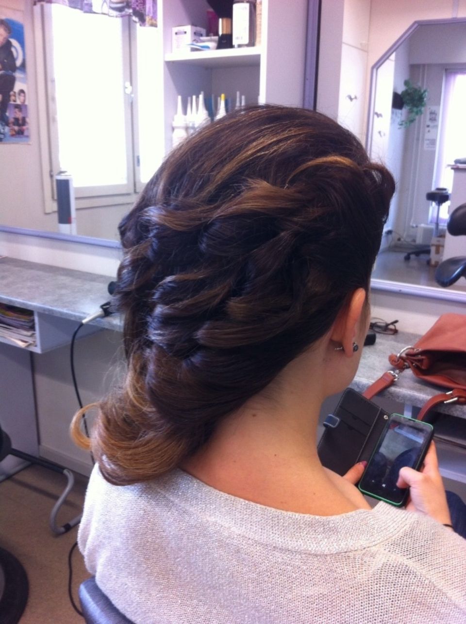 Kiharakampaus ruskeissa hiuksissa