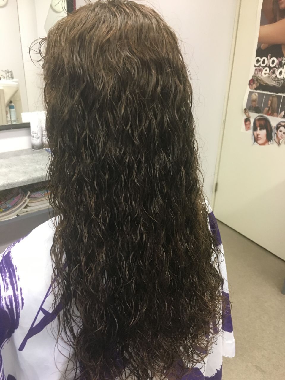 Kiharakampaus pitkissä hiuksissa