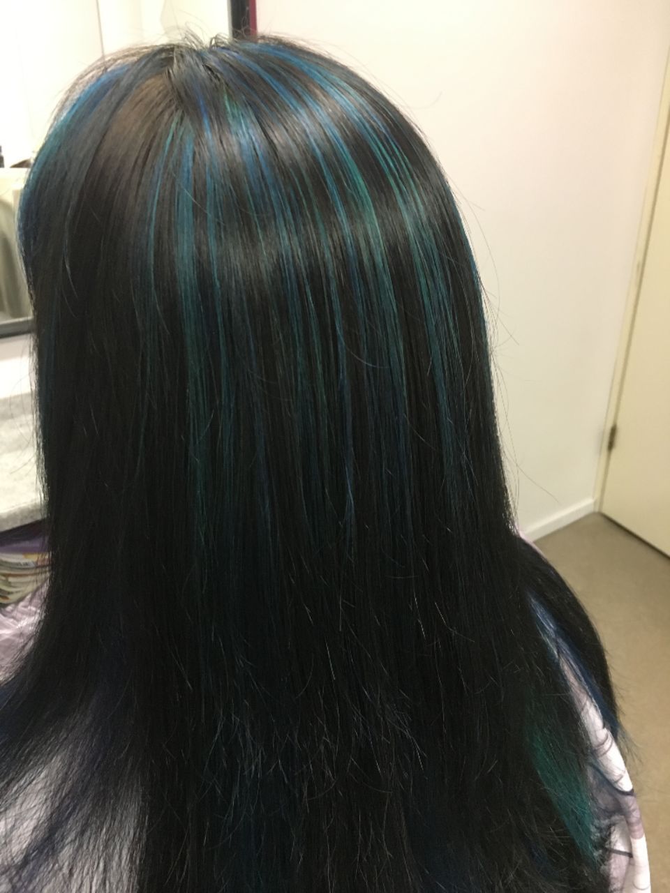 Siniset raidat pitkissä hiuksissa